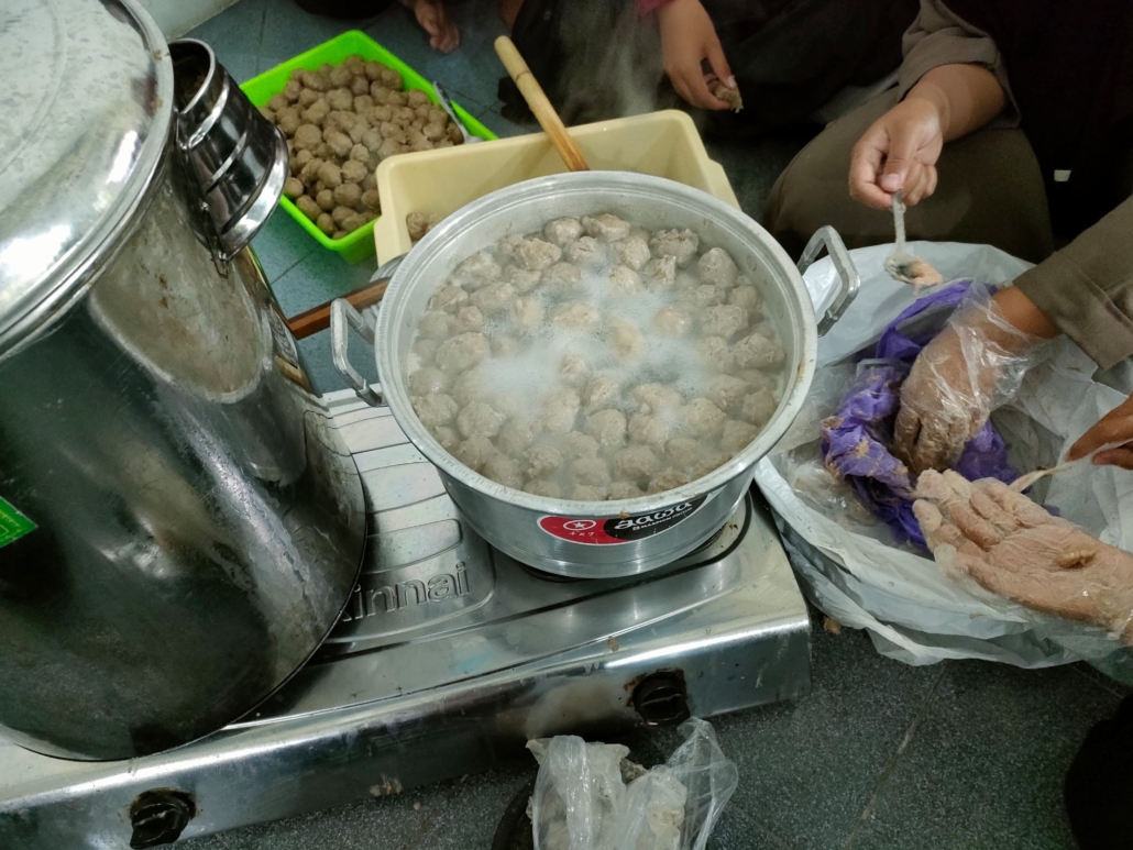 Racik Bakso, Rangkai Keakraban: Kebersamaan Santriwati PERSADA di Tengah Liburan