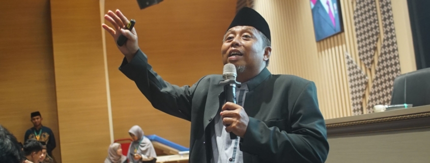 dr. H. Agus Taufiqurrahman, Sp.S., M.Kes., Ketua Pimpinan Pusat Muhammadiyah Bidang Pembinaan Kesehatan Umum, Kesejahteraan Sosial, dan Resiliensi Bencana sedang mengisi materi