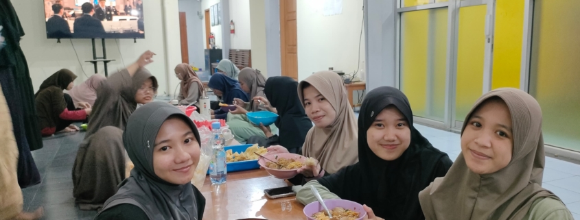 Bakso, Tawa, dan Kebersamaan: Momen Spesial di Asrama Putri PERSADA