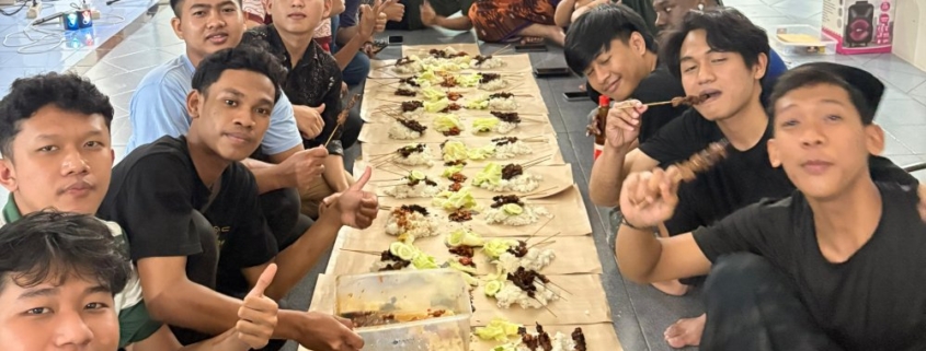 makan sate bersama santri putra persada