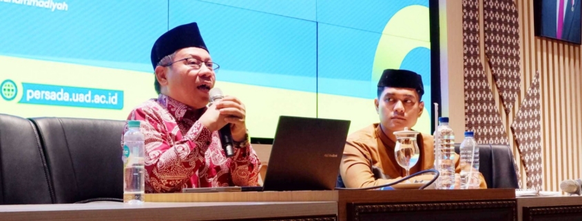 ust nur kholis sedang menyampaikan materi