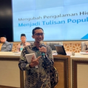 ahmad rifa'i rif'an penulis best seller nasional sedang mengisi seminar di persada uad