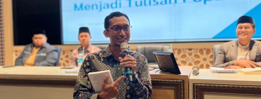 ahmad rifa'i rif'an penulis best seller nasional sedang mengisi seminar di persada uad