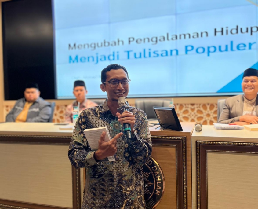 ahmad rifa'i rif'an penulis best seller nasional sedang mengisi seminar di persada uad