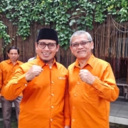 mudir persada UAD berfto bersama Rektor UAD
