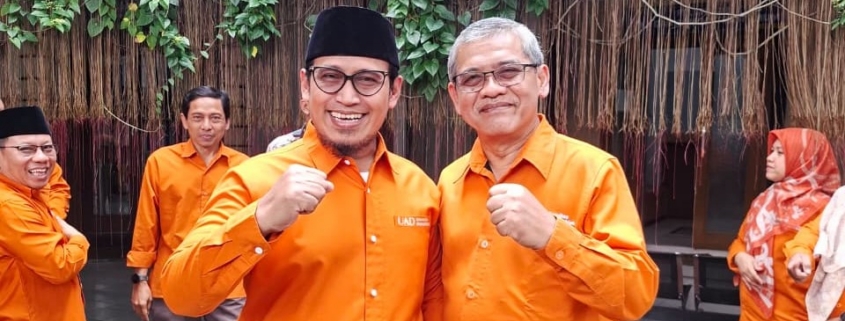 mudir persada UAD berfto bersama Rektor UAD