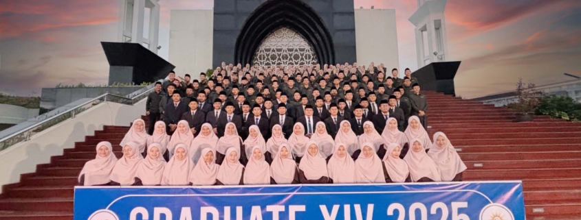 foto bersama seluruh civitas akademika persada uad angkatan 2025
